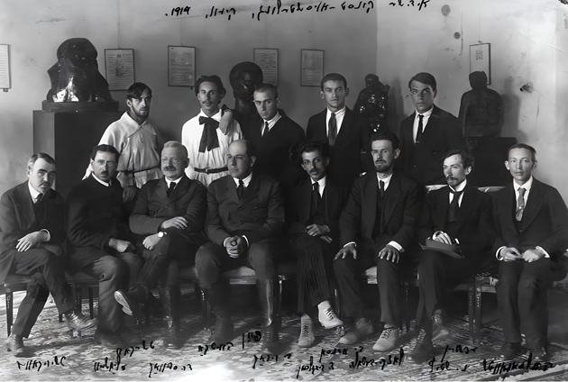 Image - Kultur Lige activists, May 1920. Front, r-l: Z. Kalmanovitch, N. Shtif, W. Latzky-Bertoldy, D. Bergelson, two American delegates, Bal-Makhshoves, and E Tcherikower. Second row, r-l: M. Epstein, B. Aronson, I. Ber Ryback, L.Kvitko, and Io Tchaikov.
